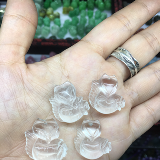 hồ ly ôm hoa thạch anh trắng thiên nhiên - 186