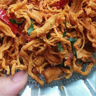 Khô gà cay và khô gà lá chanh