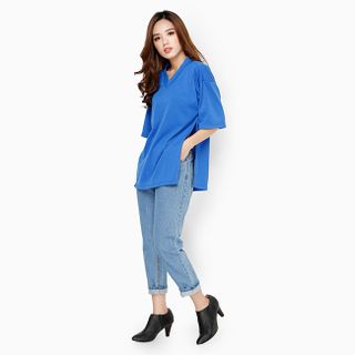 Áo thun nữ form rộng cổ tim xẻ tà cách điệu màu xanh