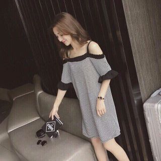 đầm ̣c hở vai cưng lắm