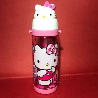 BÌNH NƯỚC BẤT NẮP CÓ ỐNG HÚT KÈM DÂY ĐEO ĐẦU KITTY HOẶC DOREMON DÀNH CHO CÁC BÉ HỌC SINH VÀ TRẺ EM - 500ML