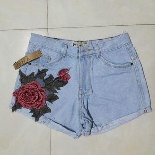 quần jeans thêu hoa cá tính
