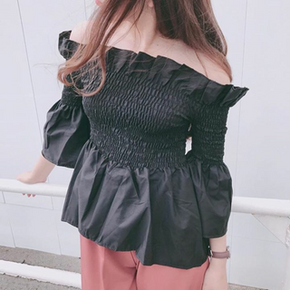 Áo peplum trễ vai nhún chỉ