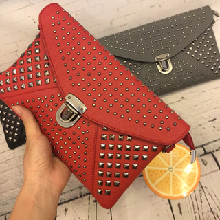 Ví cầm Clutch khoá sập nạm đinh