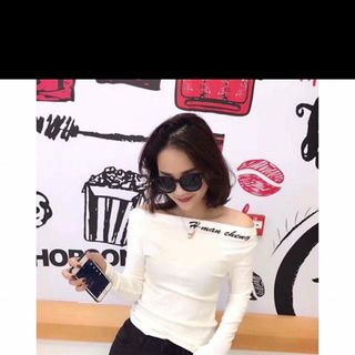 áo thun ngang vai chữ