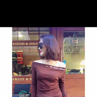 áo thun ngang vai chữ