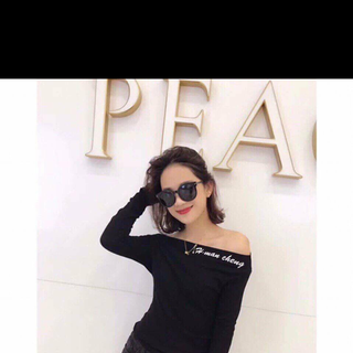 áo thun ngang vai chữ