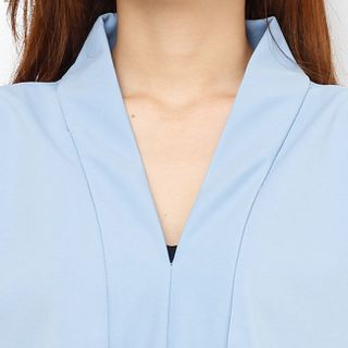 Áo kiểu nữ cổ V cách điệu màu xanh