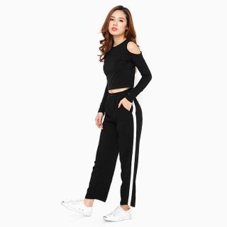 Áo thun croptop cách điệu hở vai tay dài màu đen