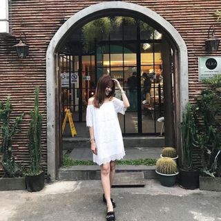 đầm ren trễ vai