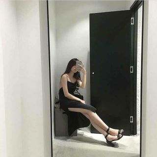 Đầm dây hở lưng xẻ tà