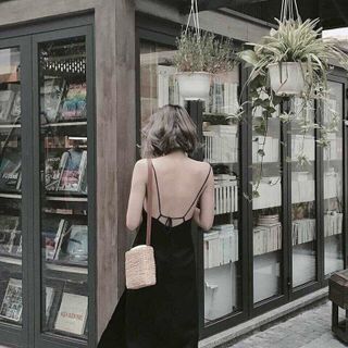 Đầm dây hở lưng xẻ tà
