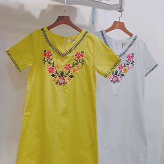 Đầm thêu hoa cổ v