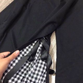Đầm đen phối bèo caro