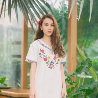 Đầm thêu hoa cổ v