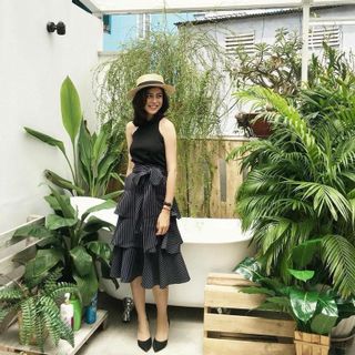 Set áo tank yếm đen mix cùng chân váy xếp tầng