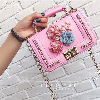 tui xach đính phụ kiện
