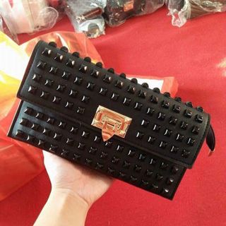ví cầm tay tán đinh