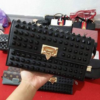 ví cầm tay tán đinh