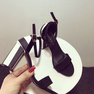 giày sandal gót vuông