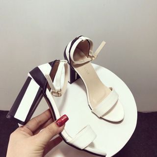 giày sandal gót vuông