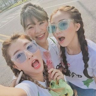 kính chữ v trong gọng nhỏ
