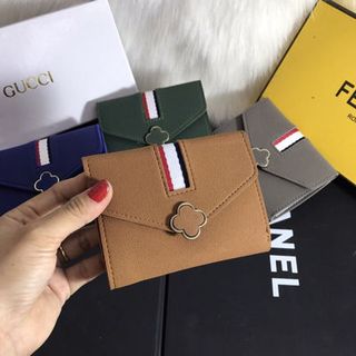 ví cầm tay nữ