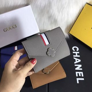 ví cầm tay nữ