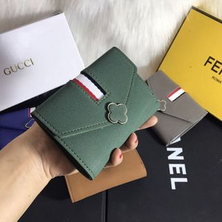 ví cầm tay nữ