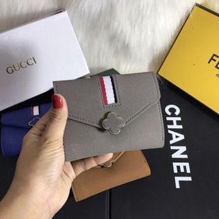 ví cầm tay nữ