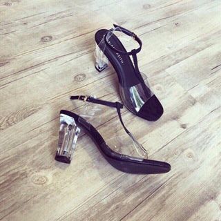 giay sandal gót trong