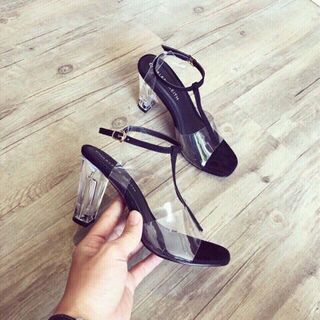 giay sandal gót trong