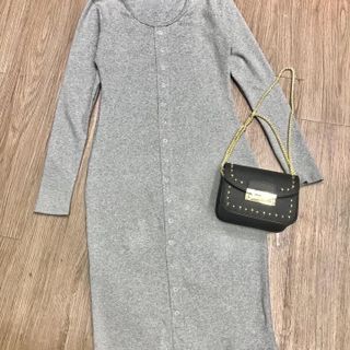 Đầm body tay dài nút