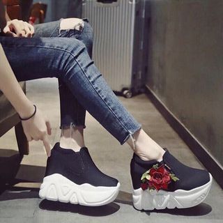 giày bata độn thêu hoa cao câp