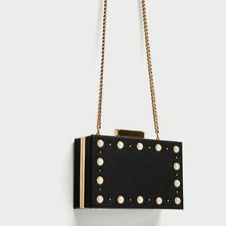 bag Size18×12 Túi đính ngọc mặt trước sáng túi mà sang trọng lắm nhé với hàng auth đợt trc e bán thì một chín một 10 ạ Giá ib