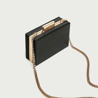 bag Size18×12 Túi đính ngọc mặt trước sáng túi mà sang trọng lắm nhé với hàng auth đợt trc e bán thì một chín một 10 ạ Giá ib