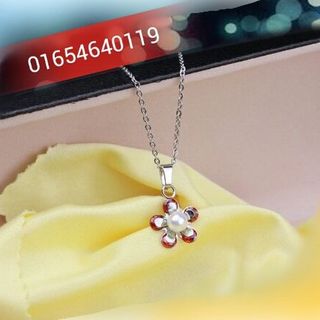 Dây chuyền hoa mai màu đỏ