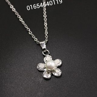 Dây chuyền bông mai màu trắng