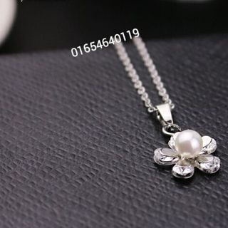 Dây chuyền bông mai màu trắng