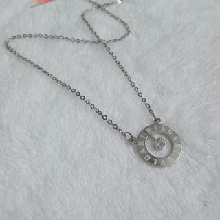 Dây chuyền inox hình tròn đính đá khắc chữ La Mã