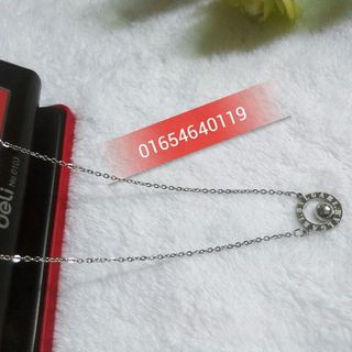 Dây chuyền inox hình tròn gắn bi khắc chữ La Mã