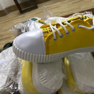 giầy nữ vàng cá tính vải lẫn da