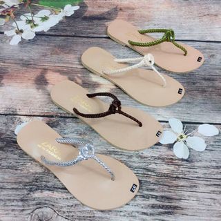 dép kẹp mang trắng chân