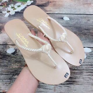 dép kẹp mang trắng chân