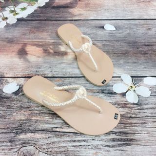 dép kẹp mang trắng chân