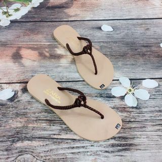 dép kẹp mang trắng chân