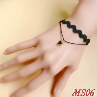 Choker tay mẫu tam giác đen