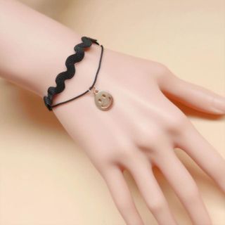 Choker tay mặt cười