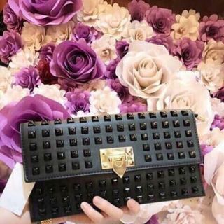 ví cầm tay tán đinh