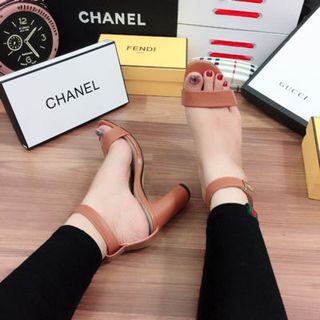 giay sandal got vuông